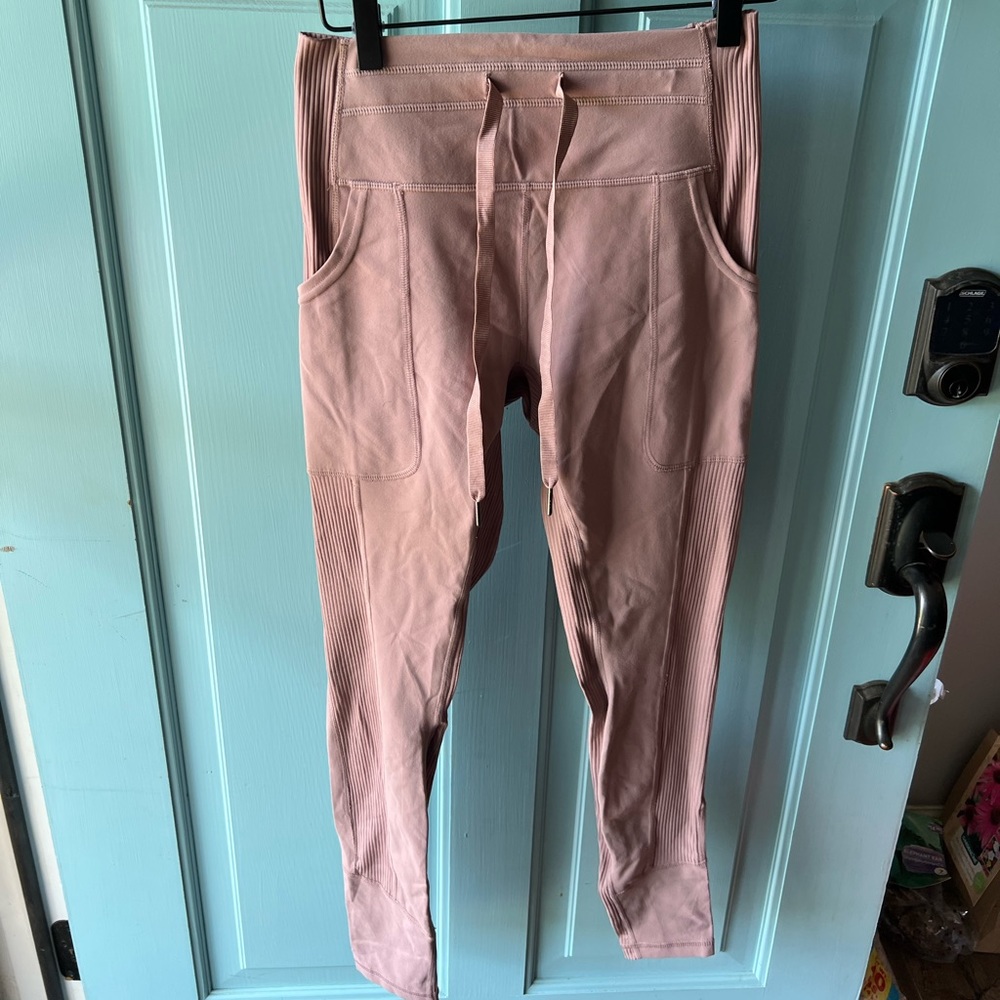 Like New Women’s Mauve/Rose Glyder Street Drawstring Legging